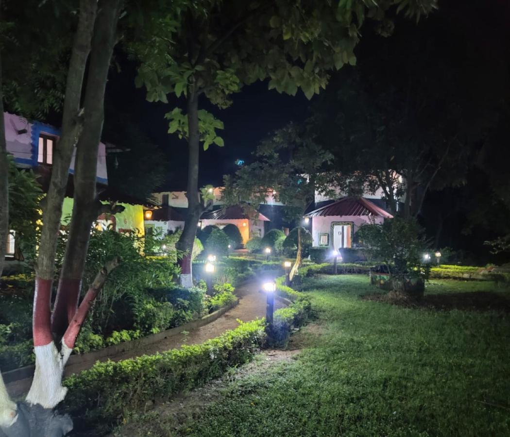 Hotel Raktokorobi Karu Gram Sri Niketan Exterior foto